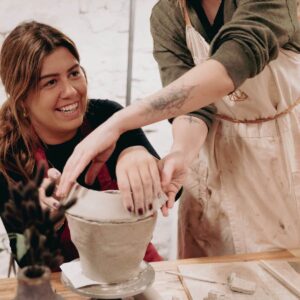 Workshop de cerámica en Barcelona - Talleres de modelado y torno en Tierra Cerámicas